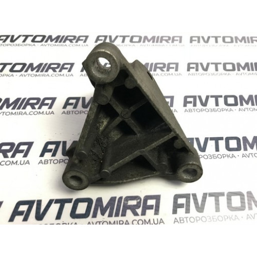 Кронштейн двигателя Renault Megane II 1.9 DCI 2002-2009 8200072747